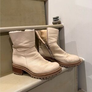 NWT Bertuchi Made in Spain Cream Boots with Fur Lining